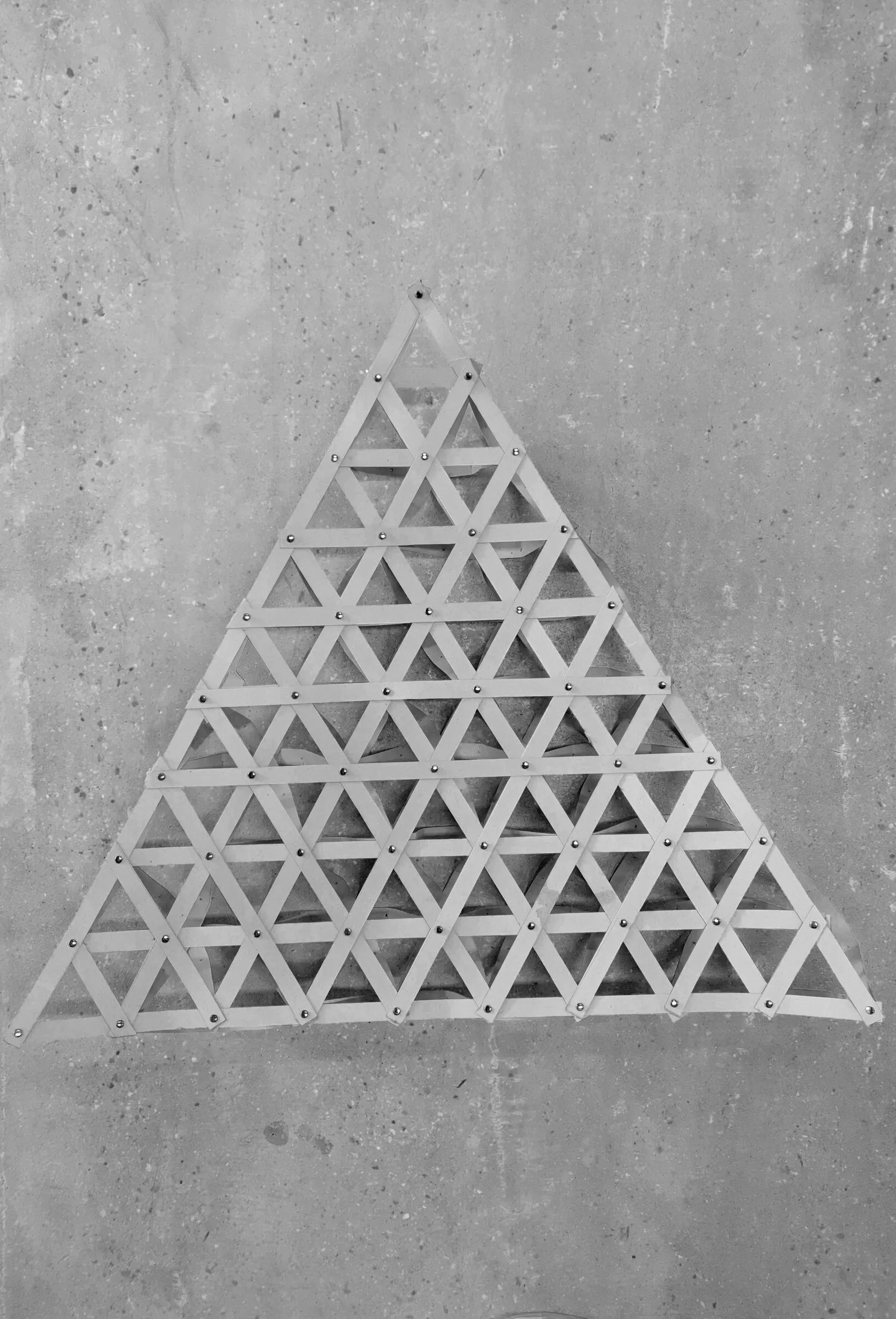 different starting positions: self-stabilising triangular strip lattice