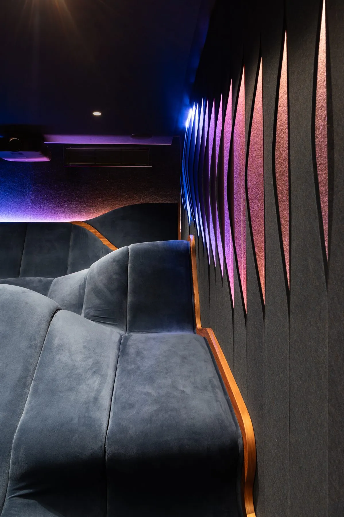 Cinema Visiona, Baħrija: acoustic fins lit from behind along both walls