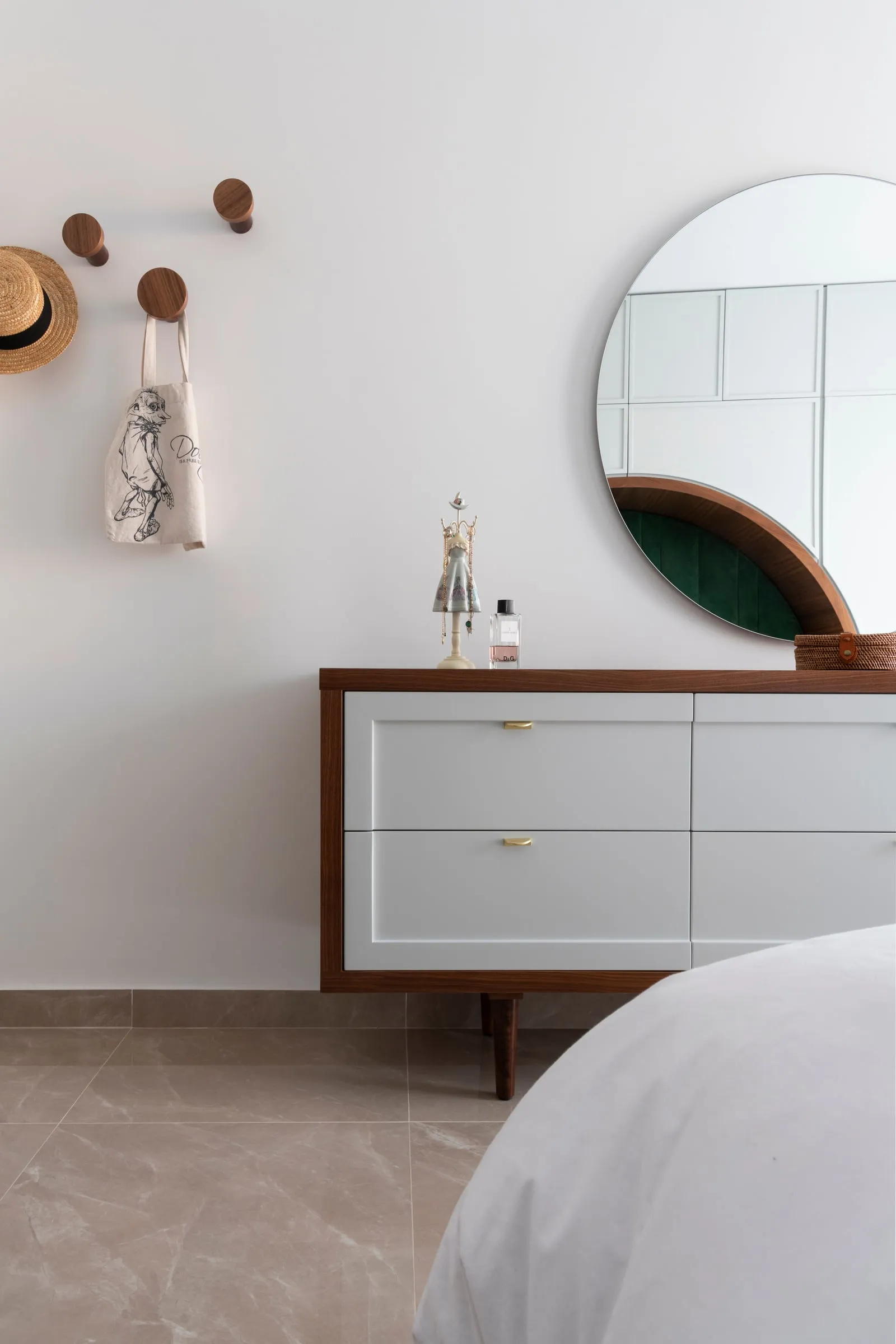 residential, żebbuġ, the chest and the mirror